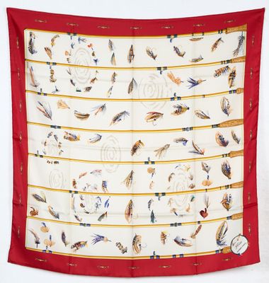 une écharpe rouge et blanche ornée d'un motif d'oiseaux