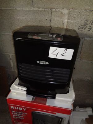 un micro-ondes posé sur une boîte portant le numéro 24
