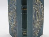 un vieux livre avec une couverture bleue ornée d'un motif doré