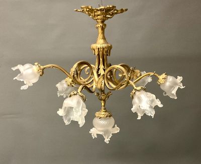 Lustre en bronze doré à 6 bras de lumière terminés par des t…