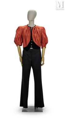 un mannequin vêtu d'une veste rouge et d'un pantalon noir