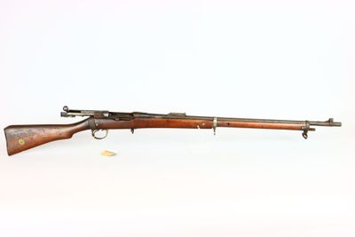 un fusil avec un canon en bois sur fond blanc