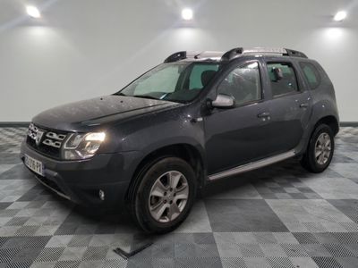 la photo d'une voiture de couleur sombre garée dans un garage