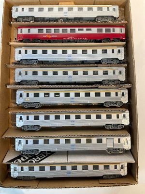 plein de wagons dans une boîte posée sur la table