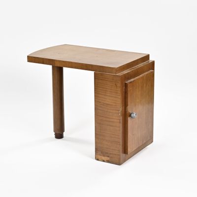 l'image d'une petite table en bois munie d'un tiroir