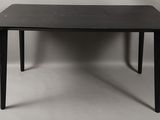 une table noire avec un plateau noir et des pieds noirs