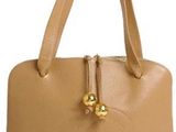 sac à main en cuir beige avec des finitions dorées