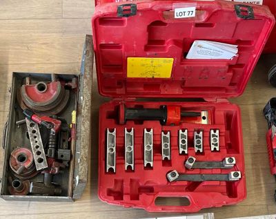 une boîte à outils rouge avec des outils sur une table