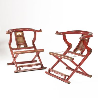 CHINE. Paire de chaise Jiaoyi en bois rouge, panneau central…
