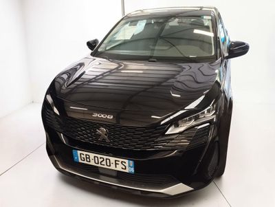 une voiture noire garée dans une pièce blanche