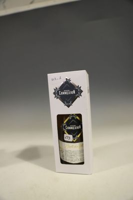 une bouteille de vin qui se trouve dans une boîte