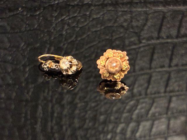 Bouton d’oreille et pendant d’oreille en or 18 carats 750 millièm...