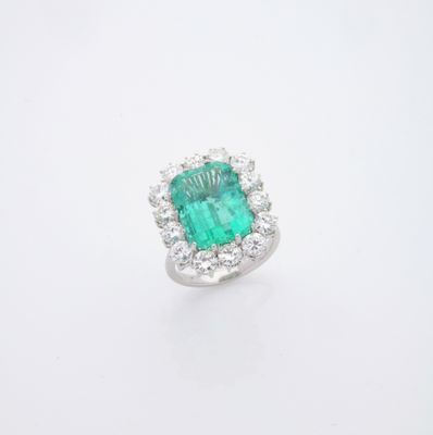 une bague en émeraude et diamant