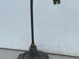 une lampe posée sur une table à côté d'un mur