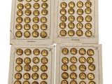 quatre boîtes de chocolats recouverts d'une feuille d'or sur fond blanc