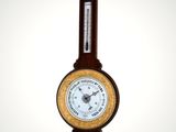 une horloge accrochée au mur de la pièce