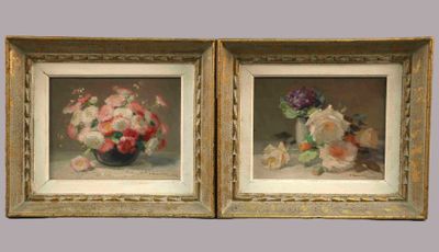 deux tableaux encadrés représentant des fleurs dans un vase posé sur une table