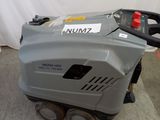 une petite machine posée sur le sol