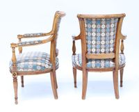 Paire de fauteuils en bois naturel, mouluré et sculpté à dos… (photo 4)