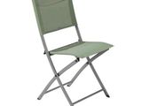 une chaise pliante verte posée sur un fond blanc