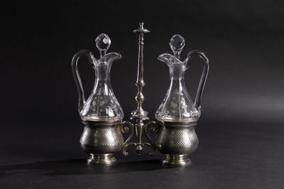 une paire de carafes en verre plaquées argent sur fond noir