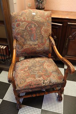 une chaise qui se trouve dans une pièce dont le sol est en damier noir et blanc