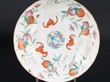 une assiette blanche décorée d'oranges et de singes