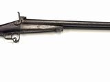 un vieux fusil avec un canon en bois sur fond blanc