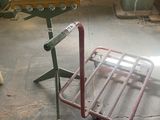une petite remorque qui se trouve dans un garage