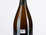 une bouteille de vin avec une étiquette, posée sur une table