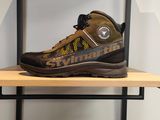 une paire de chaussures de randonnée posée sur une étagère dans une pièce