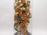 une cloche en verre contenant un assortiment d'objets en or et en argent