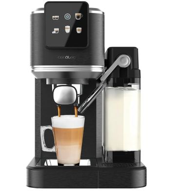 une machine à café noir dans laquelle on verse du lait