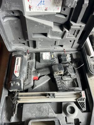 une boîte à outils avec des outils sur une table