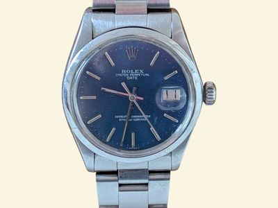 une montre en argent avec un cadran bleu