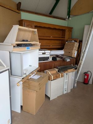 plein de cartons, les uns à côté des autres, par terre dans une pièce