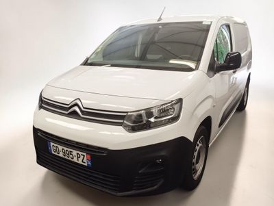 La camionnette blanche est garée sur le sol blanc de la pièce.