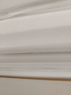 des feuilles de papier blanches empilées les unes sur les autres sur une table