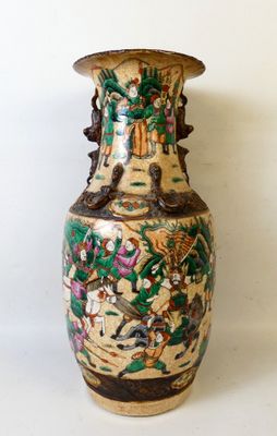 un vase posé sur une surface blanche