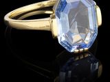 une bague en or jaune 18 carats sertie d'un quartz topaze bleue