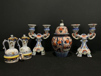 de nombreux types de vases différents posés sur une table
