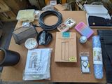 une table sur laquelle se trouvent plusieurs objets