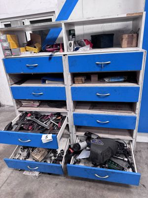 beaucoup d'outils dans les tiroirs du garage