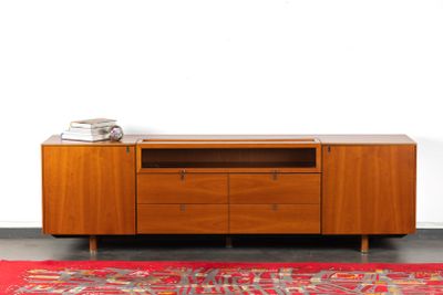 Enfilade en placage de merisier ouvrant en façade à une vitr…