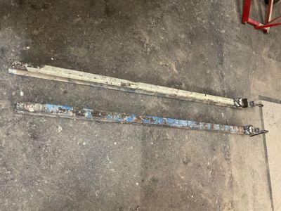 une paire de skis posée par terre