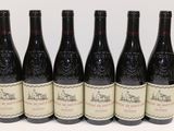 six bouteilles de vin sont alignées sur une table