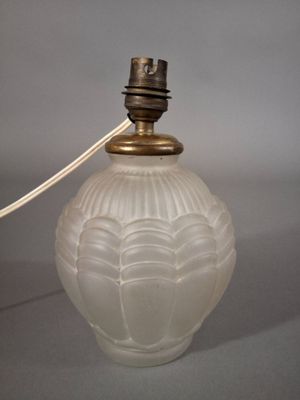 une lampe en verre posée sur une table