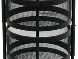 une poubelle en métal noir munie de roulettes sur fond blanc