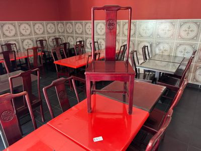 une table et des chaises rouges dans une pièce aux murs rouges