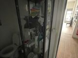 une vitrine en verre dans un coin de la salle de bains